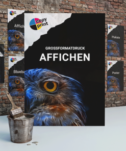 Plakatdruck auf kleisterbarem Außenplakatpapier mit blauer Rückseite in verschiedenen Formaten.