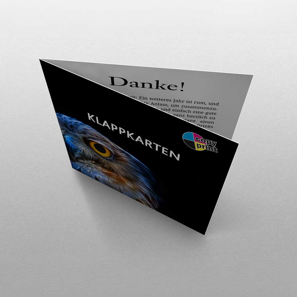 Klappkarten auf mattem oder satiniertem Karton mit hochwertiger Kartenfalz.